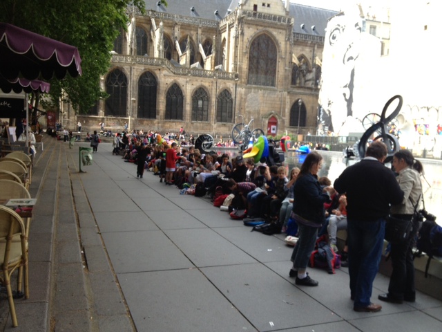 Enfants devant Happy Families fontaine Niki de Saint Phalle